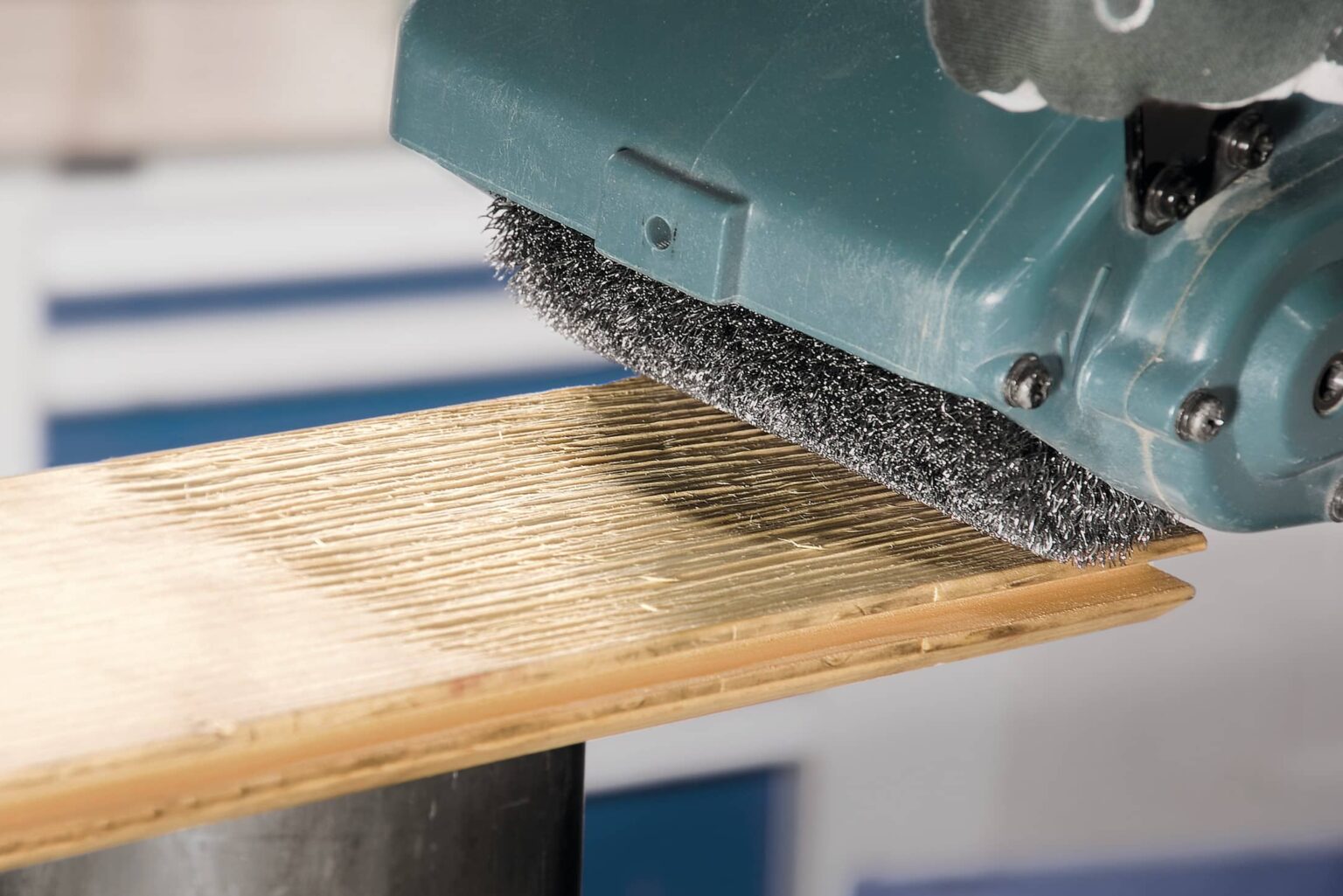 In Satiniermaschinen sind Bürsten ideal zur Bearbeitung von Holzoberflächen